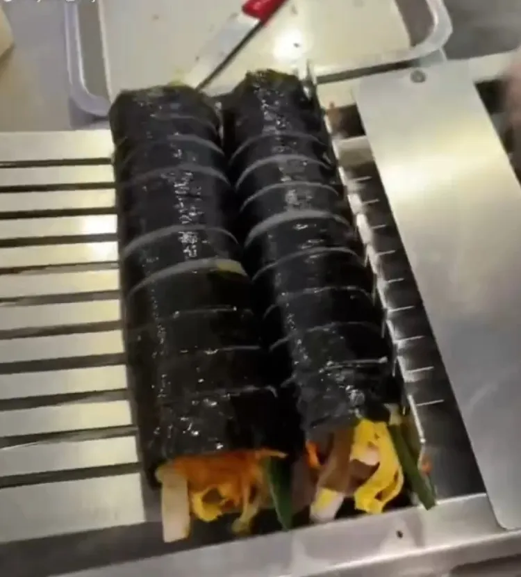 機器切割飯捲，不會大小不一樣喔。TikTok@maysun_boy 提供
