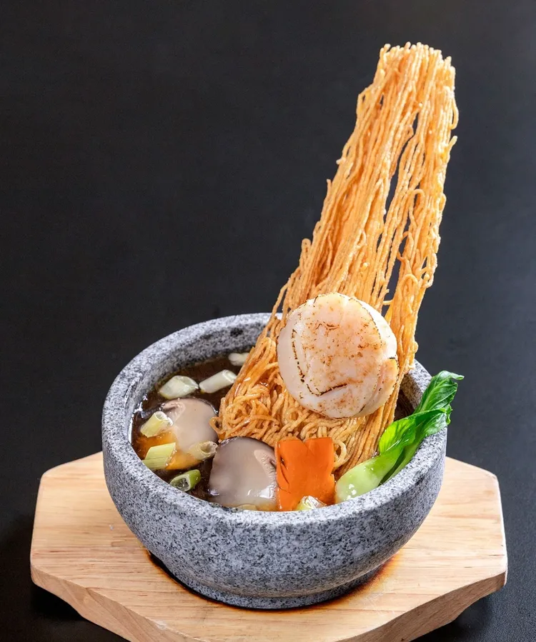 桃花林中國料理餐廳煎焗北海道干貝廣生面(一份)750元。業者提供