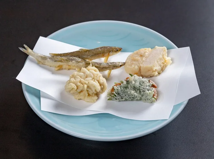 山里日本料理餐廳天婦羅區：干貝300元(右上)、海膽400元(右下)、鱈魚白子250元(左下)、西太公魚250元(左上)。業者提供