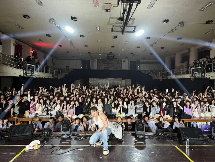 香港創作才子Tyson Yoshi感謝台灣粉絲支持，也想為災民盡一份心力。想不到音樂工作室提供