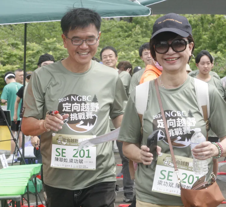 知名球評梁功斌和老婆一起參賽。   大會提供