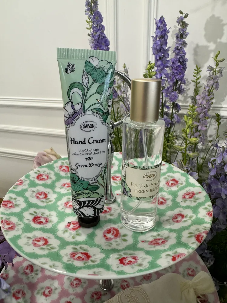 SABON感官境遇護手霜（左）30ml／380元、宣言香水（右）30ml／1280元。張家玲攝