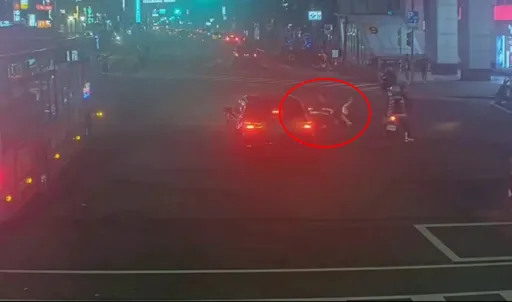 北市男騎士聽鳴笛禮讓救護車　碰！後車煞不及追撞釀2傷