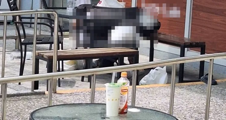 李姓街友坐在超商外12小時，民眾以為喝醉酒，報警才發現已死亡多時。翻攝游金隆臉書