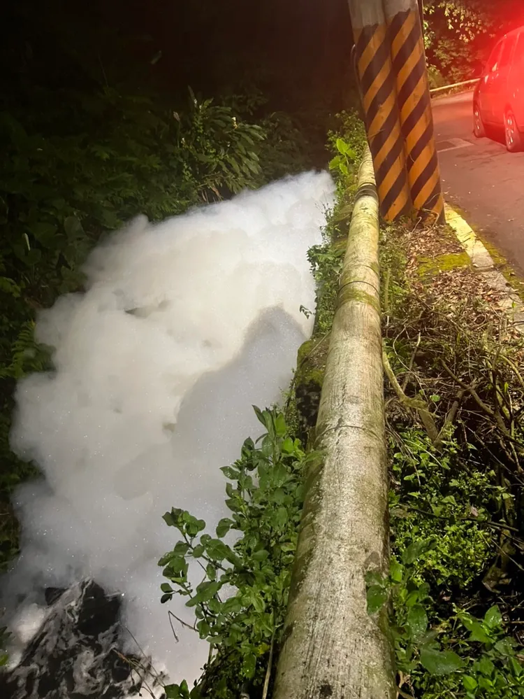 南亞公司未即時將消防廢水的處理納入緊急應變措施管理，導致泡沫廢水流入水體，將被開罰。環保局提供