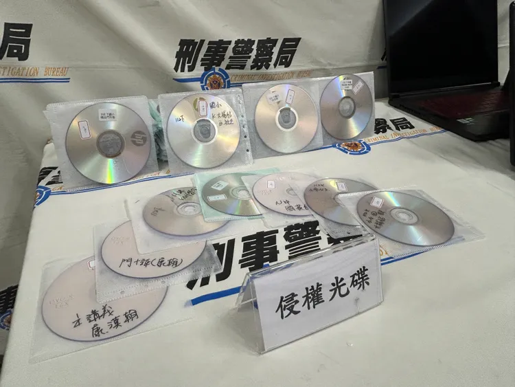 警方查扣電子題庫光碟。警方提供
