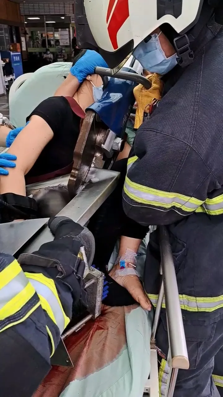 消防人員以工具切開絞肉機讓傷者脫困。民眾提供