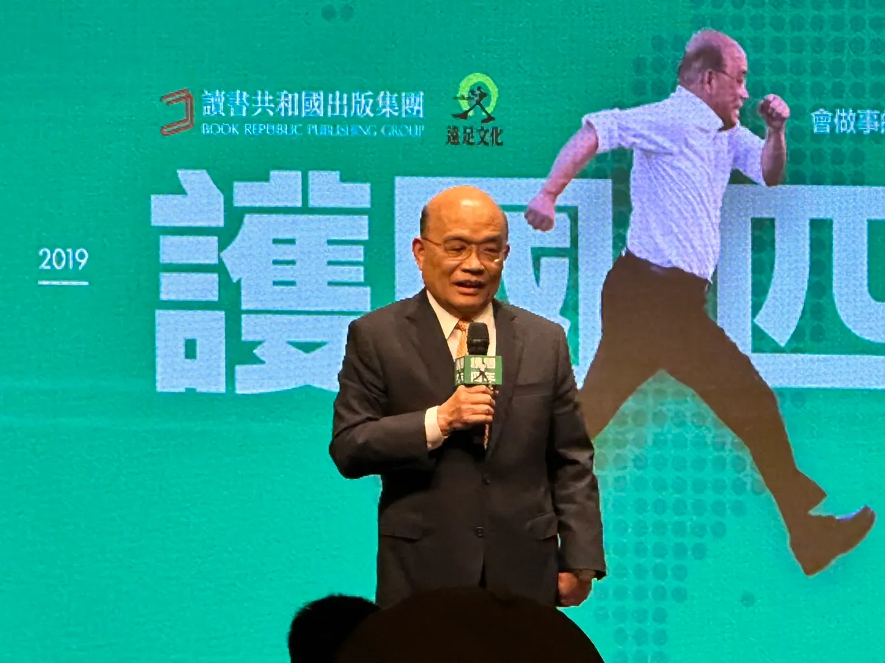 響應世界閱讀日蘇貞昌贈1300本《護國四年》130校：分享努力過程｜壹蘋新聞網