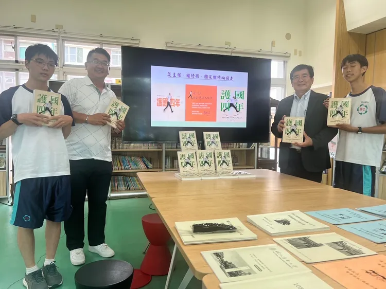 有校方收到後開心與書本合影。蘇貞昌辦公室提供