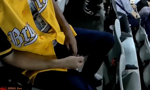 大巨蛋龍象戰觀眾席也精采！「個案」象迷泥醉被警帶回　潑婦痛罵「啦啦隊穿太少」