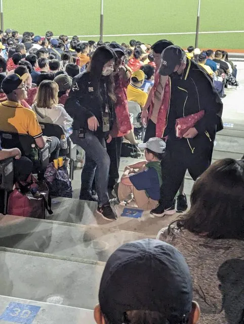 身穿洪秀菊衣服的婦人，不滿啦啦隊穿太少而在場中破罵。翻攝自批踢踢棒球版