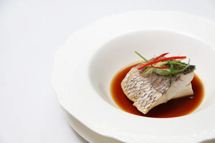 .體寒體質則以產地直送的季節鱸魚，推出露汁蒸鮮鱸魚，肉質細嫩的鱸魚是屬於優質蛋白質富含Omega-3，再佐以主廚以特調醬汁清蒸入味，保留魚肉的鮮美與豐富營養的一品。業者提供