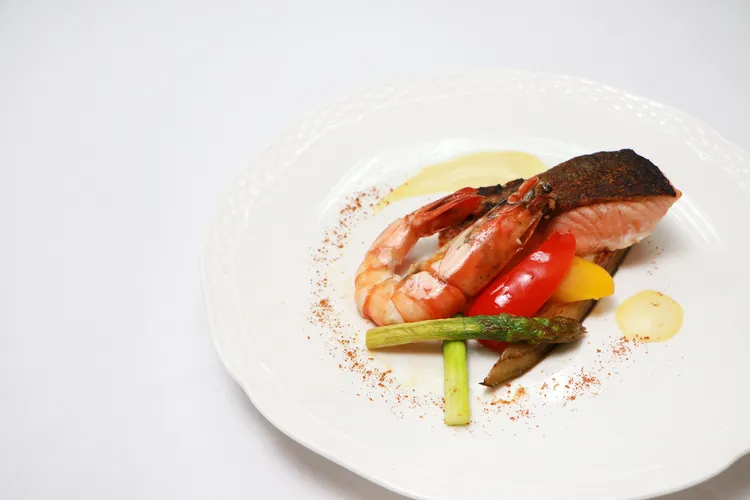 燥熱體質設計的爐烤鮮鮭魚配虎蝦魚海膽醬汁，主廚將來自北大西洋的鮭魚以爐烤料理，肉質鮮美且富含 OMEGA-3 脂肪酸，搭配香煎虎蝦佐海膽魚卵醬，入口鮮美不已。業者提供