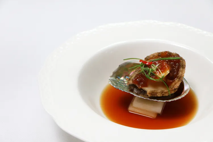 為痰濕體質設計出白玉冬瓜蒸鮮鮑，嚴選珍貴且低脂肪的鮑魚，肉質飽滿Q彈，搭配冬瓜及主廚特調醬汁清蒸，更襯托出鮑魚鮮甜美味。業者提供