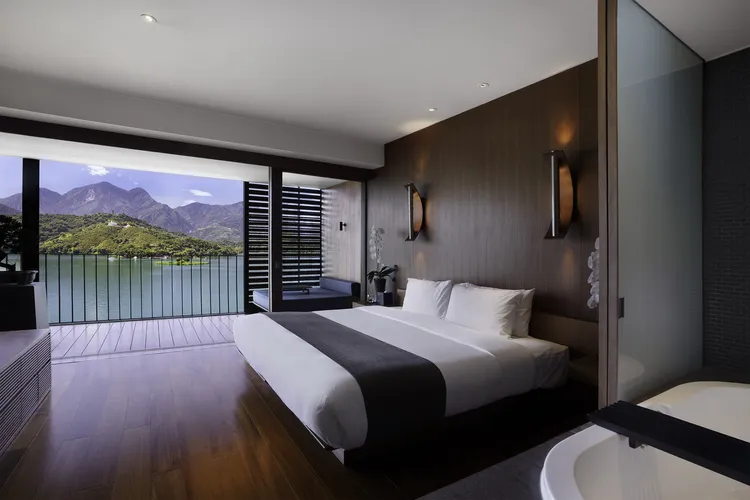 日月潭涵碧樓湖景套房最適合炎夏前來度假。業者提供