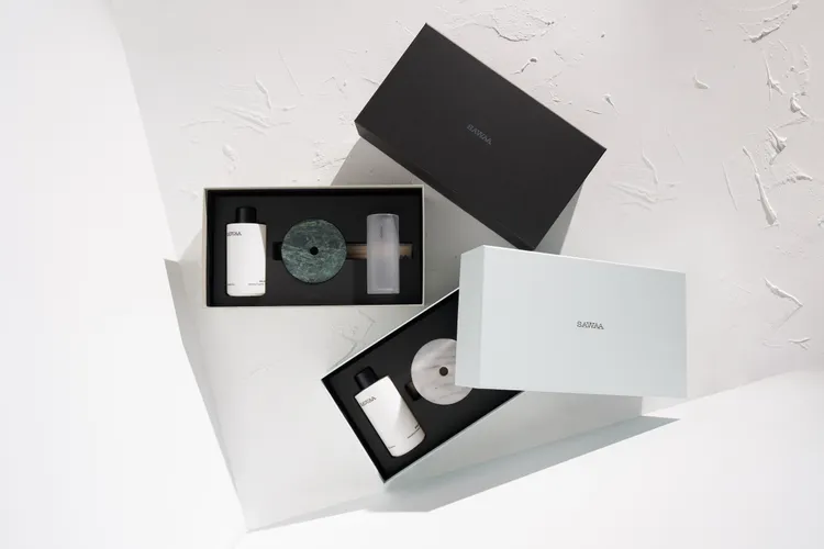 SAWAA香氛擴香禮盒，當中包含擴香棒*6、200ml永續環保玻璃瓶、400ml香氛精油補充瓶，各3280元。品牌提供