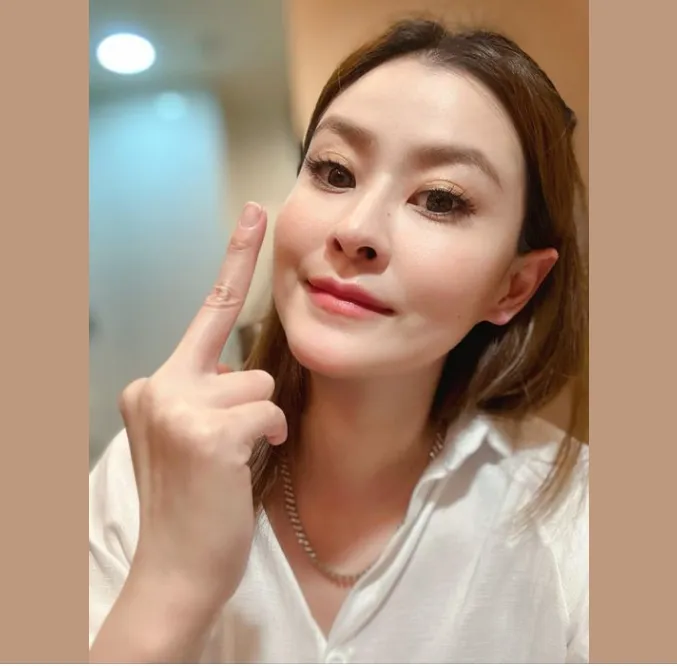 藝人宋哥氣到比中指。翻攝宋哥臉書