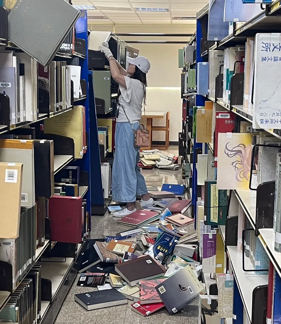 圖書館藏書掉落一地。翻攝畫面