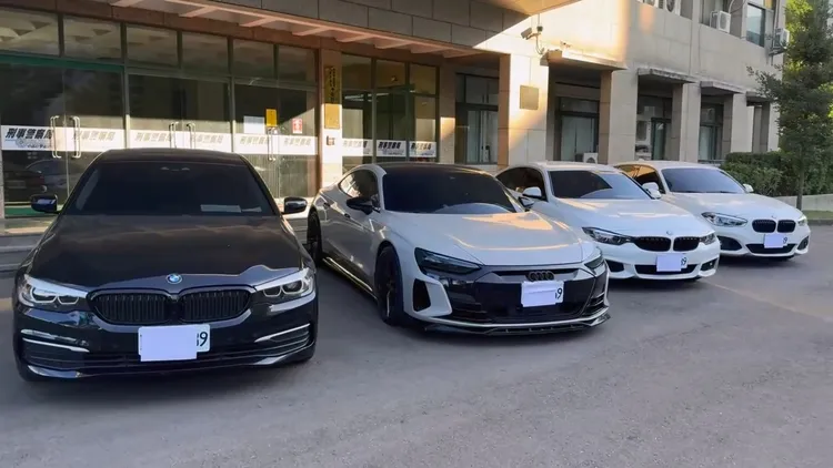 警方查扣主嫌等人名下的4輛名車。民眾提供