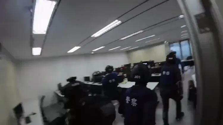 警方破門後喝令犯罪集團成員「不准動」。民眾提供