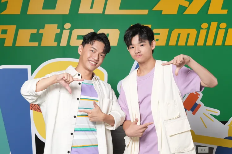 王伯源（左）與第1季冠軍York搭檔主持。華視提供