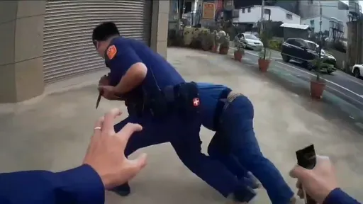 男子路旁狂揮剪刀！嚇壞路人　勇警一招撂倒制伏