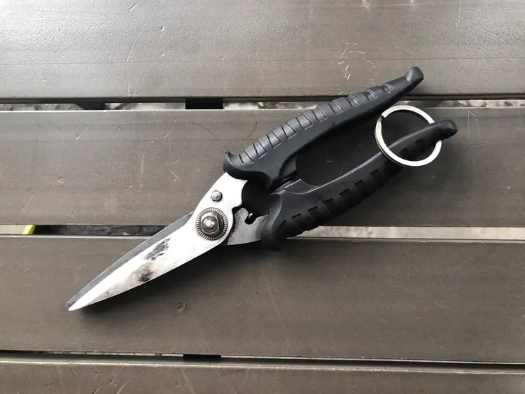 警方查扣剪刀。桃園警分局提供