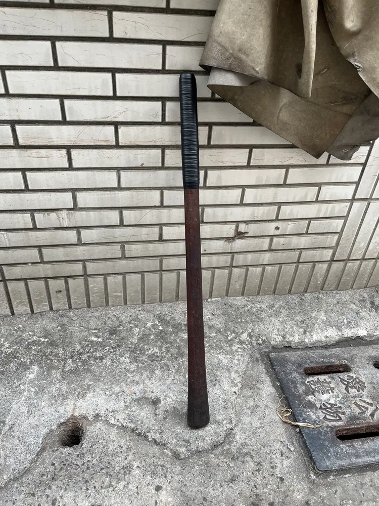 現場查扣棍棒、刀械。警方提供