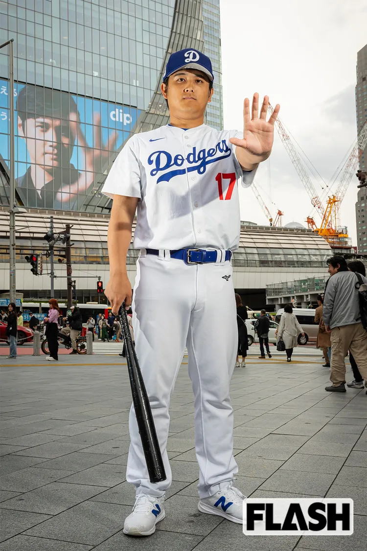 井手口模仿電視牆上的大谷翔平。翻攝自FLASH