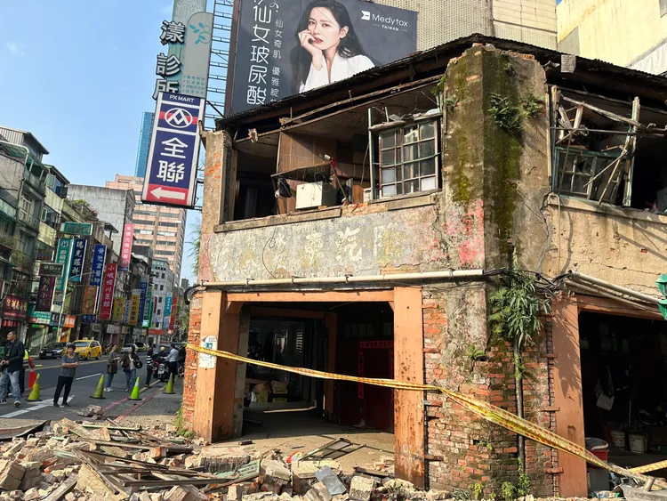 警消獲報後已趕抵現場拉封鎖線，所幸無人傳出傷亡。翻攝照片