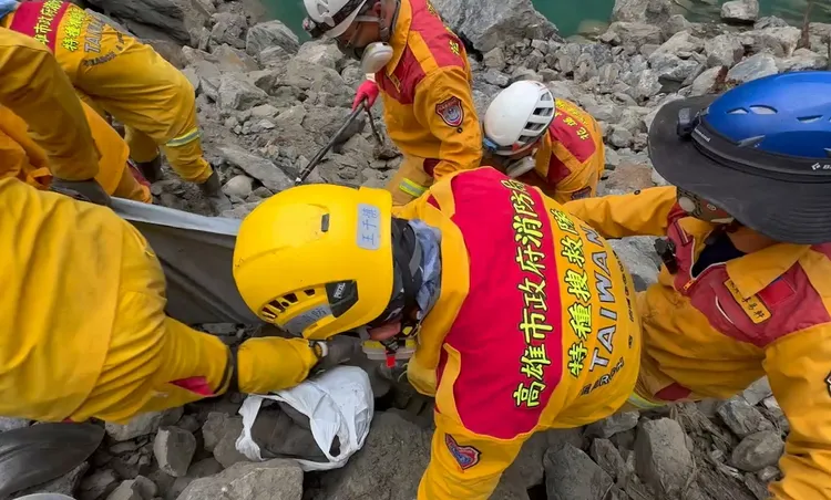 特搜隊員挖出胡女遺體。翻攝畫面