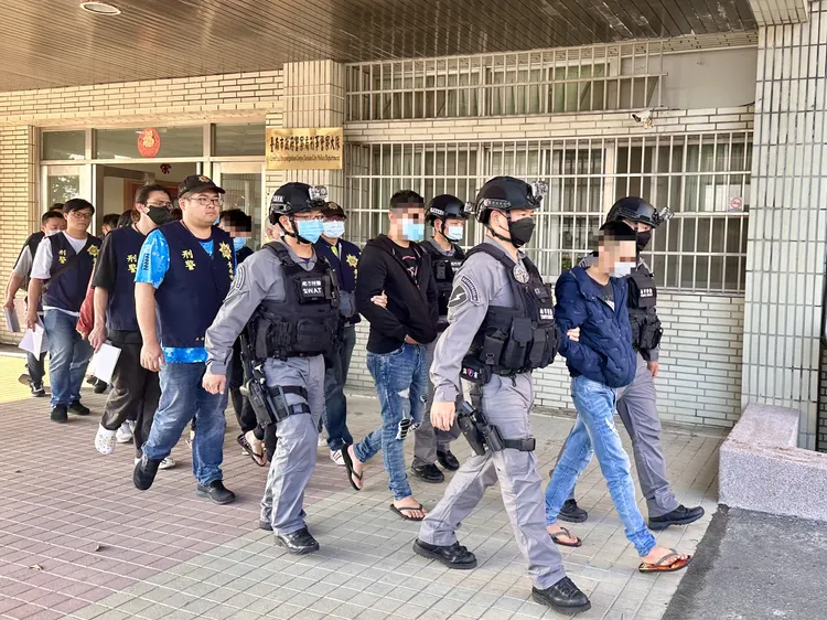 警方解送黃、吳、張、陳等嫌犯。翻攝畫面