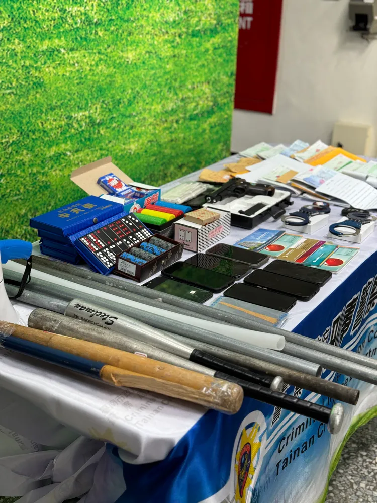 查扣棍棒等犯罪工具證物。翻攝畫面