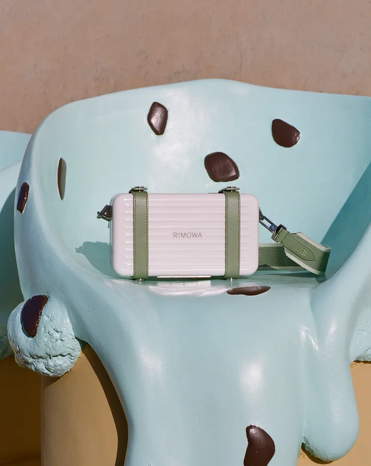 RIMOWA推出Personal Cross-body中性硬殼斜揹袋。品牌提供