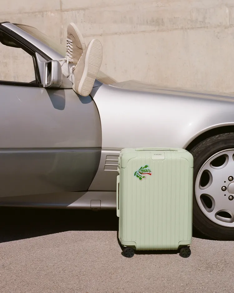 新色行李箱還可以運用復古風格貼紙點綴。品牌提供