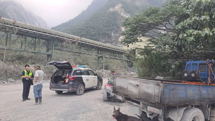 花蓮3日上午發生強震，秀林鄉和仁榮昌礦區有6人受困、1人失聯。新城警分局提供