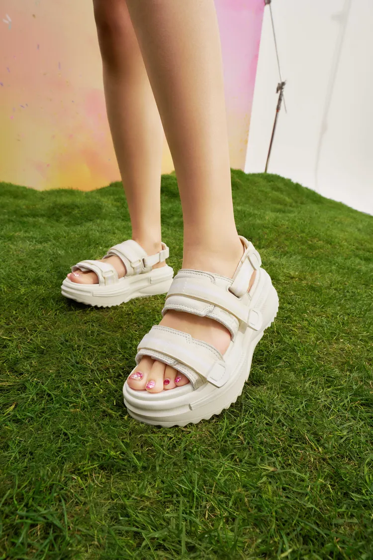 Run Star Utility Sandal CX夾心涼鞋擁有舒適的增高設計。品牌提供