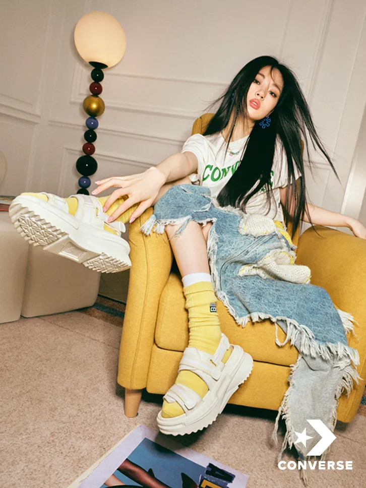 拼接牛仔裙搭配Run Star Utility Sandal CX夾心涼鞋的造型相當適合春夏。品牌提供