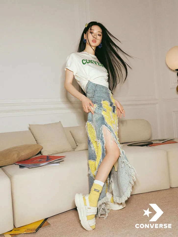 單依純秀出1雙美腿。品牌提供