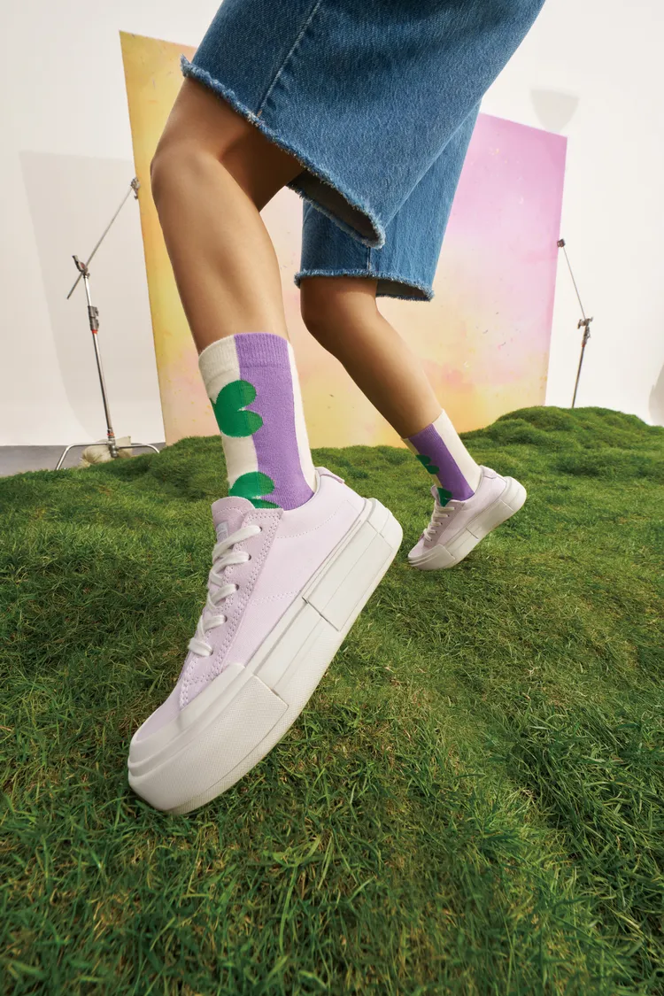 低筒悠遊All Star於鞋側以誇張線條增加穿搭趣味。品牌提供