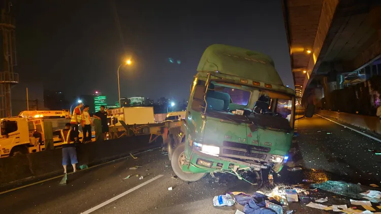 拖板車車頭。翻攝畫面