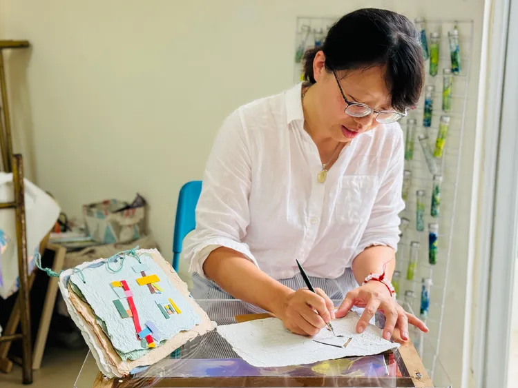 張雅萍「立體紙雕操作」。館方提供