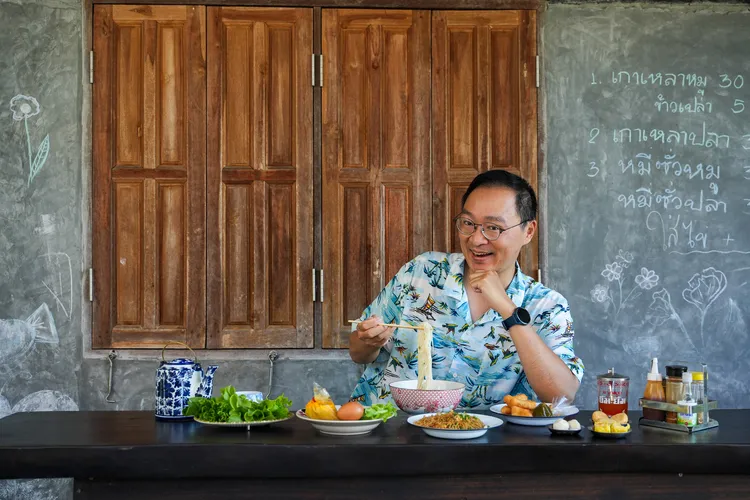在泰猛當地早餐店「ร้านบ้านใบตอง(Baan Baitong Shop)」，享用攀牙在地早餐。田欣雲攝