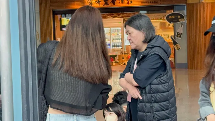 寬魚國際老闆寬姐（右）出來巡場。彭欣偉攝