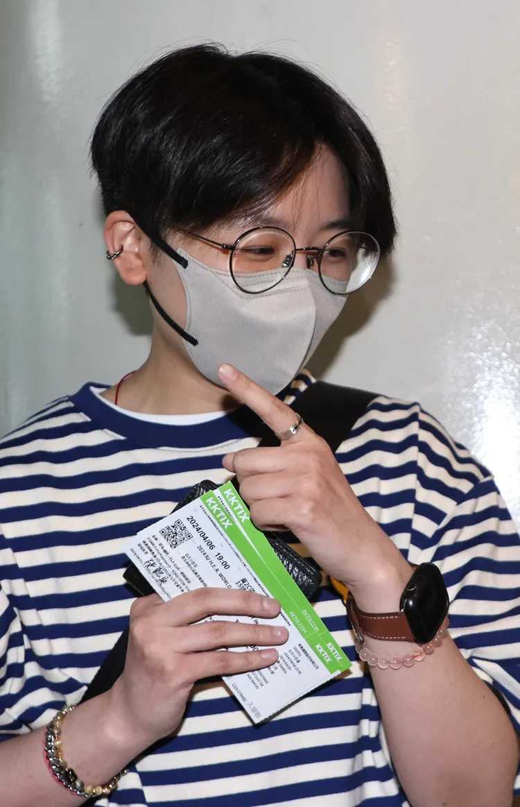 張小姐搶頭香，不畏地震牌了4天，成為第一位買到現場票的粉絲。彭欣偉攝