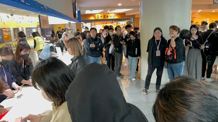 IU開賣小巨蛋首場零星票卷，1個半小時賣光。彭欣偉攝