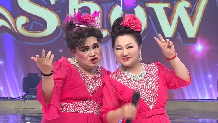 男星林久登（左）扮白冰冰，全場來賓直呼像雙胞胎。民視提供