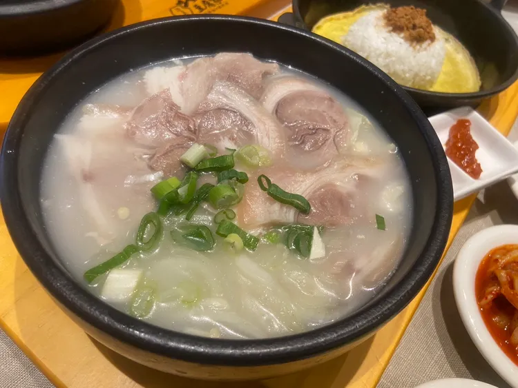 豬肉湯飯就是要把一整碗白飯倒進湯中攪拌後吃起來才夠味。陳揚盛攝