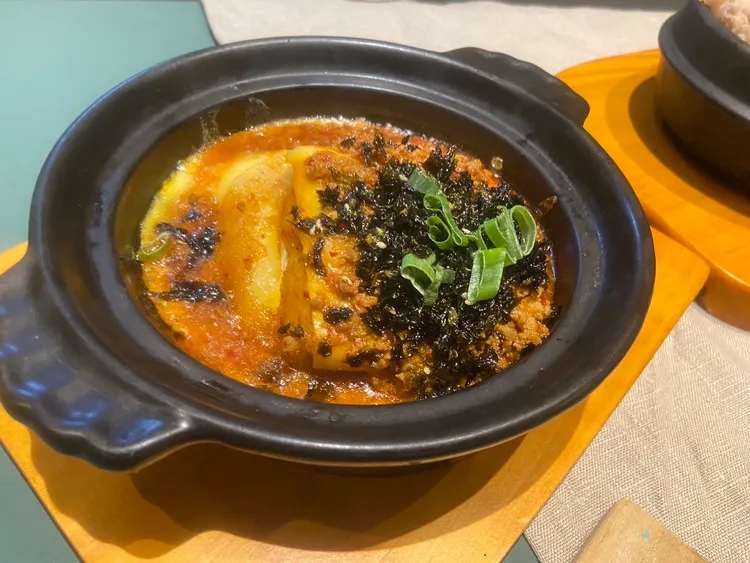 北村豆腐家黃金泡椒酸菜嫩豆腐煲售價358元。陳揚盛攝