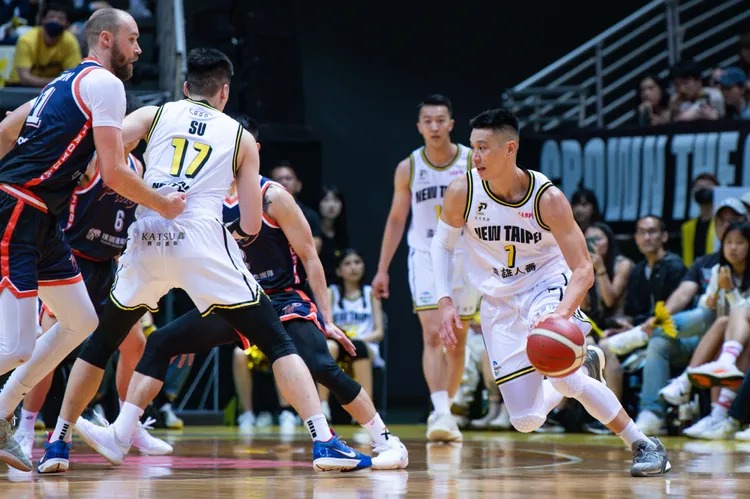 林書豪(右)切入。PLG